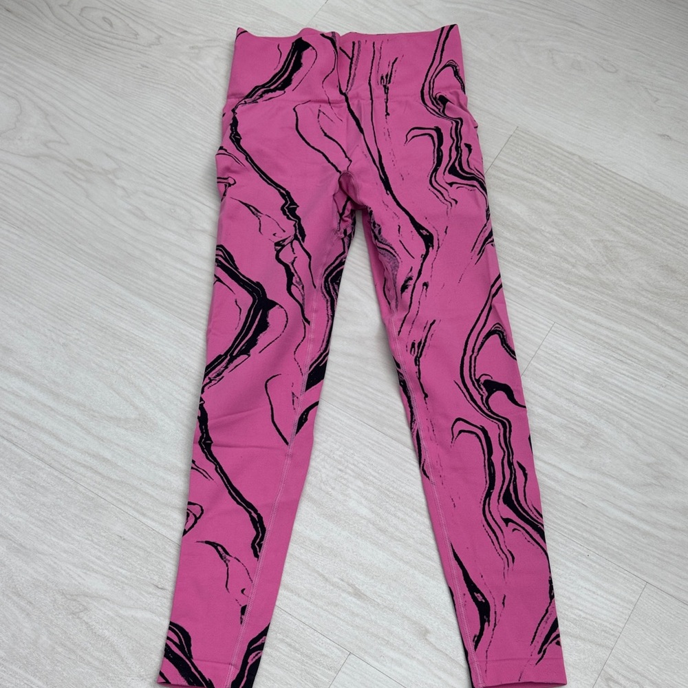 NATURYL Pink/Black scrunch butt leggings